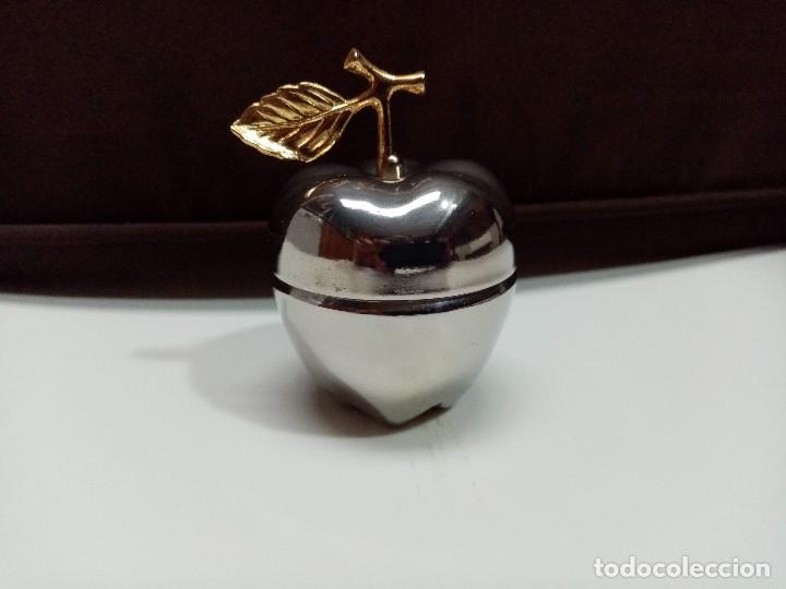 Cajas y cajitas met&aacute;licas: Manzana joyero en metal plateado y dorado a&ntilde;os 80