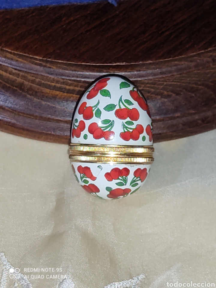 Cajas y cajitas met&aacute;licas: Huevo pastillero de metal esmaltado.