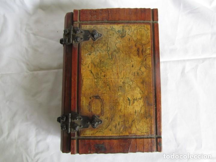 Cajas y cajitas met&aacute;licas: Caja de madera en forma de libro con mapa, herrajes de hierro - Foto 2