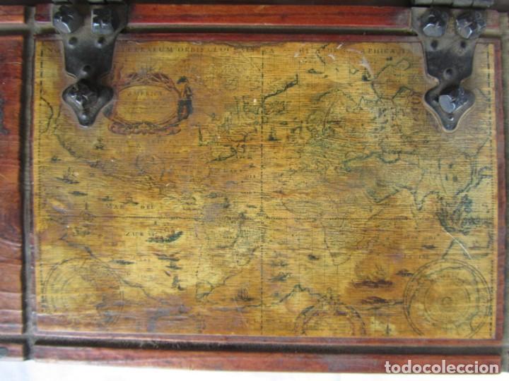 Cajas y cajitas met&aacute;licas: Caja de madera en forma de libro con mapa, herrajes de hierro - Foto 3