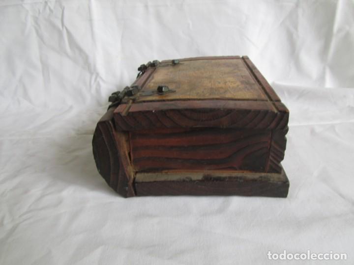 Cajas y cajitas met&aacute;licas: Caja de madera en forma de libro con mapa, herrajes de hierro - Foto 4