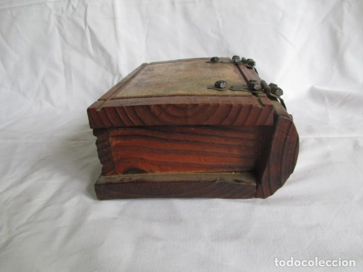 Cajas y cajitas met&aacute;licas: Caja de madera en forma de libro con mapa, herrajes de hierro - Foto 6
