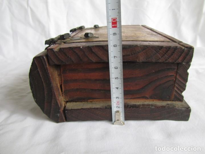 Cajas y cajitas met&aacute;licas: Caja de madera en forma de libro con mapa, herrajes de hierro - Foto 12