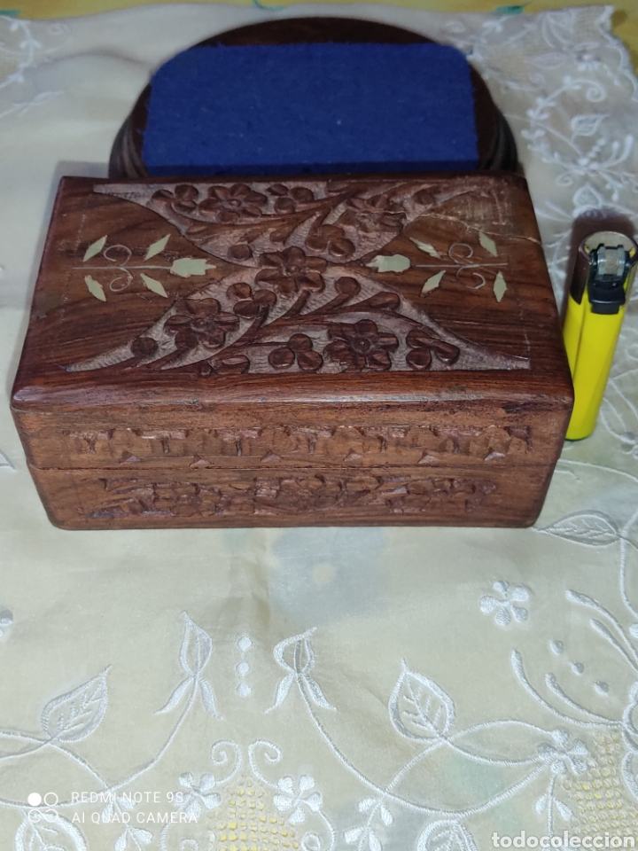 Cajas y cajitas met&aacute;licas: Caja de madera tallada con incrustaciones de laton.A&ntilde;os 70.