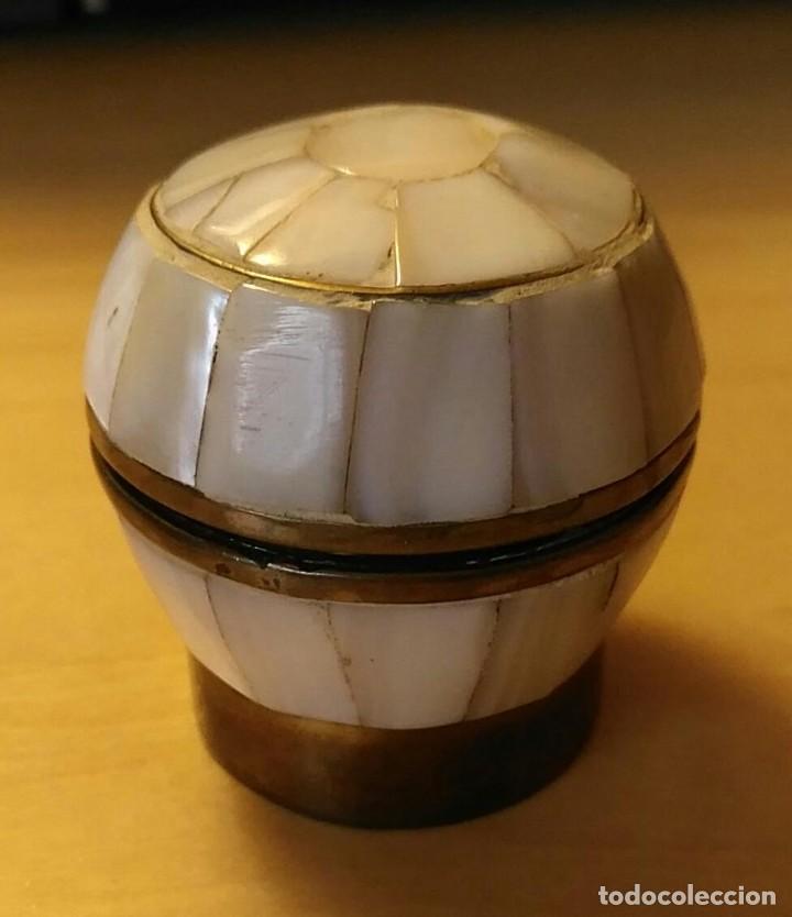 Cajas y cajitas met&aacute;licas: M76 Antigua caja / cajita estructura y base lat&oacute;n con plaquitas n&aacute;car - 5cm alto y 4.50cm di&aacute;metro
