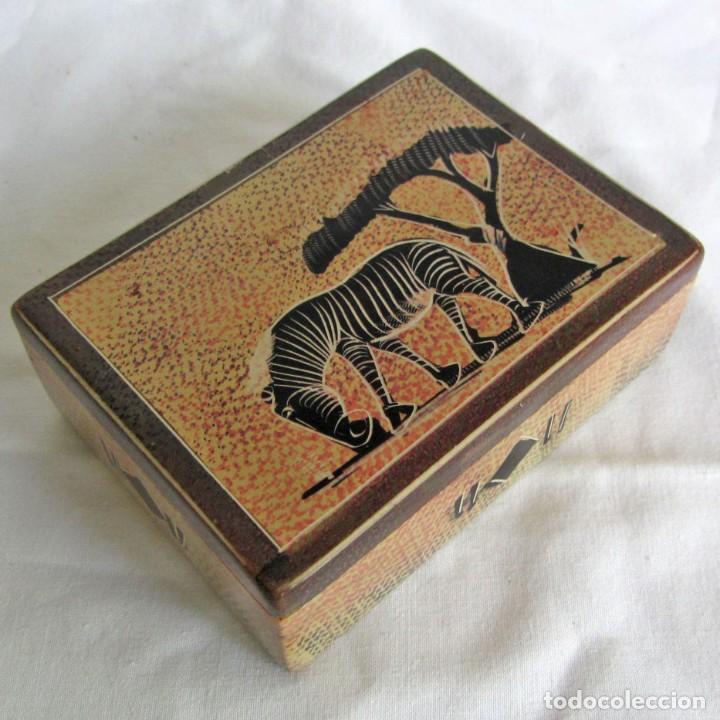 Casse e cassette metalliche: Caja africana tallada en piedra (una sola pieza de esteatita) pintada a mano