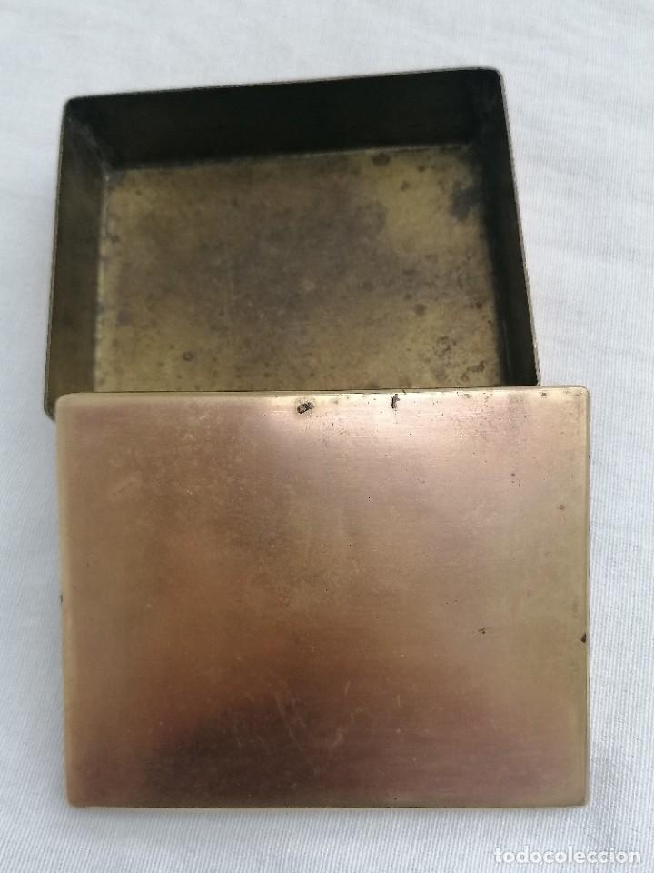 Bo&icirc;tes et petites bo&icirc;tes m&eacute;talliques: Antigua caja de bronce