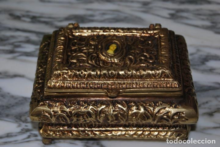 Cajas y cajitas met&aacute;licas: ANTIGUA CAJA DE BRONCE - JOYERO - Foto 2