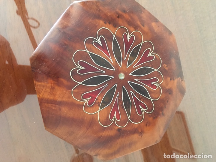 Bo&icirc;tes et petites bo&icirc;tes m&eacute;talliques: Caja octagonal de madera