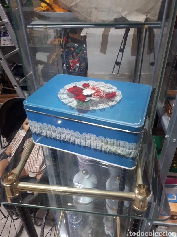 Cajas y cajitas met&aacute;licas: Antigua caja met&aacute;lica COLACAO COLA CAO MOTIVO ENCAJES CENTRO FLORES