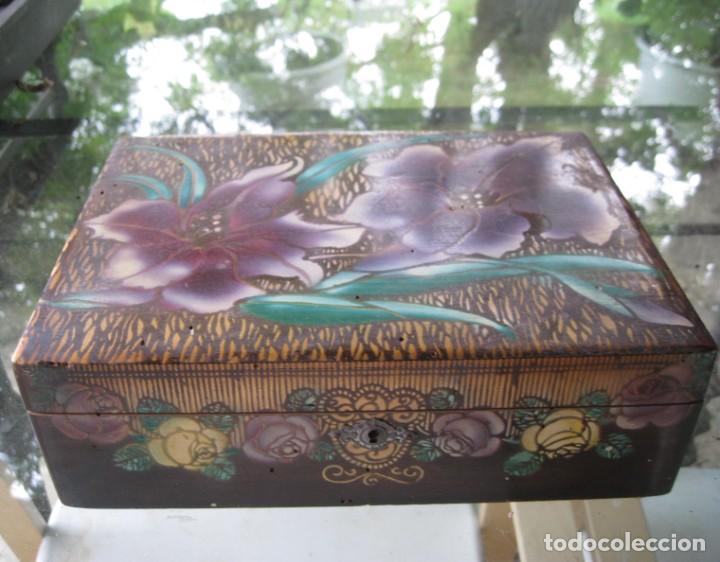 Cajas y cajitas met&aacute;licas: Caja de madera con motivo floral Art Deco.