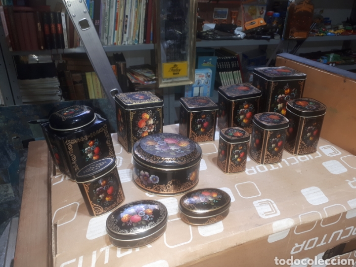 Bo&icirc;tes et petites bo&icirc;tes m&eacute;talliques: Colecci&oacute;n 12 cajas met&aacute;licas de t&eacute; diferentes formas y tama&ntilde;o made in England a&ntilde;os 70