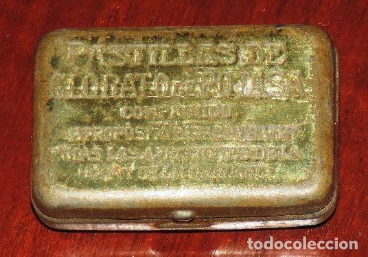 Boxes and metal boxes: CAJA DE HOJALATA DE PASTILLAS DE CLORATO DE POTASA, MIDE 4,8 X 3 CMS.