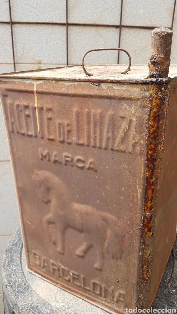 Boxes and metal boxes: Antigua lata relieve aceite de Linaza el Caballo Barcelona