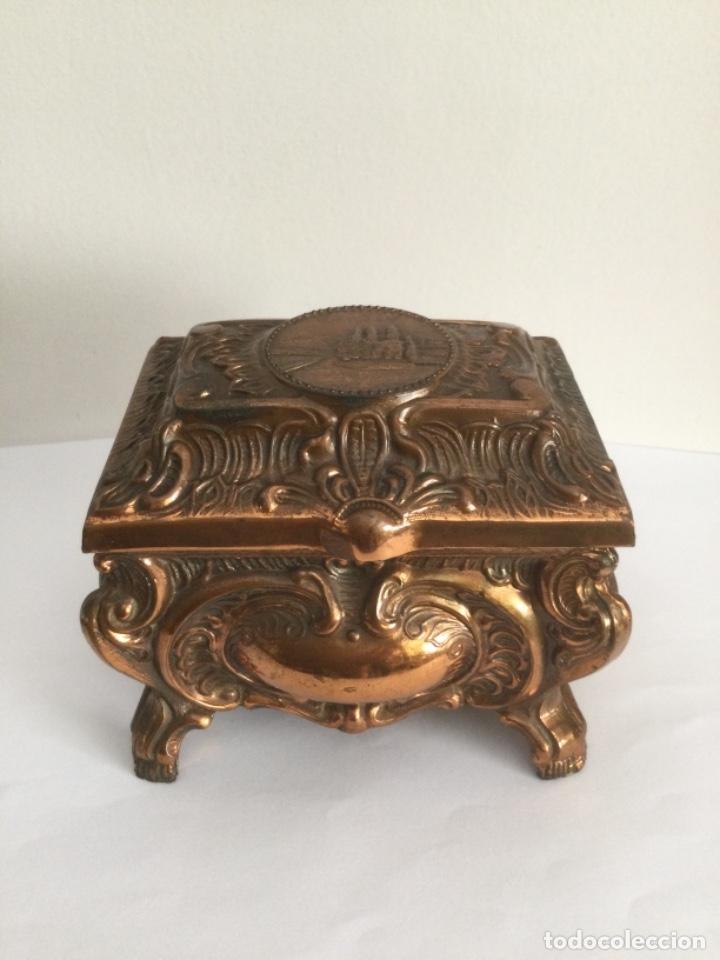 Bo&icirc;tes et petites bo&icirc;tes m&eacute;talliques: ANTIGUA CAJA JOYERO CALAMINA COLOR COBRE GENEVE