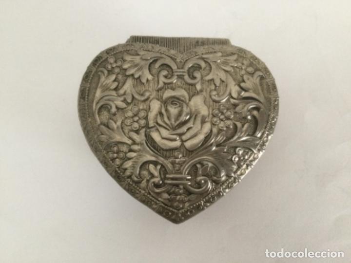 Bo&icirc;tes et petites bo&icirc;tes m&eacute;talliques: CAJA CORAZ&Oacute;N, CALAMINA LABRADA