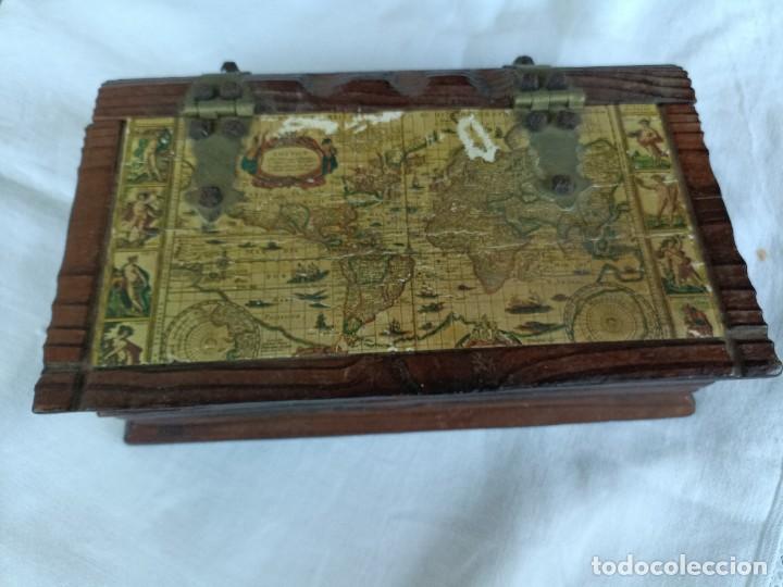 Bo&icirc;tes et petites bo&icirc;tes m&eacute;talliques: Antigua caja de madera