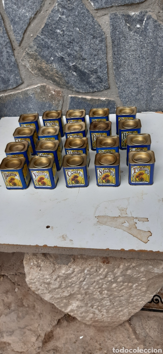 Boxes and metal boxes: Veinte latas o especieros diferentes