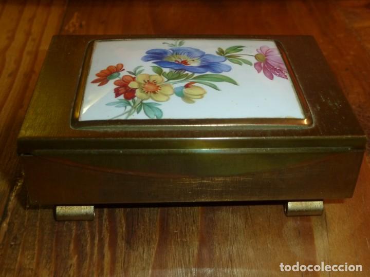 Cajas y cajitas met&aacute;licas: Antigua cajita metal dorado decoraci&oacute;n flores
