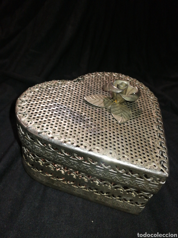 Cajas y cajitas met&aacute;licas: ANTIGUA CAJA JOYERO MET&Aacute;LICA, LABRADA, 12 CM X 12 CM X 6 CM