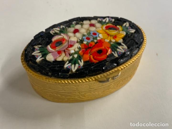 Cajas y cajitas met&aacute;licas: Pastillero vintage - ESTAMPADO DE FLORES CON PIEDRAS INCRUSTADAS - Lat&oacute;n dorado grabado.