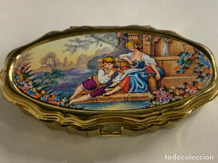 Cajas y cajitas met&aacute;licas: Pastillero vintage - PAREJA TOCANDO LA FLAUTA - Lat&oacute;n dorado.