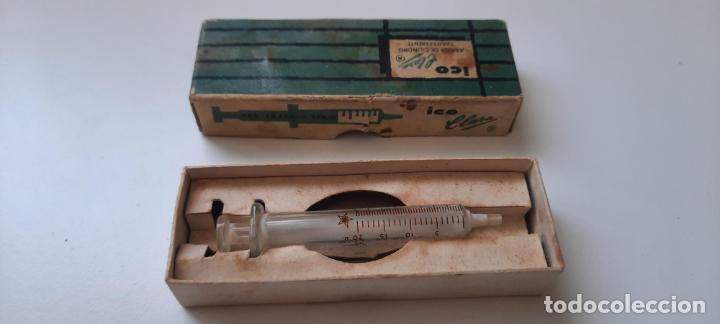 Bo&icirc;tes et petites bo&icirc;tes m&eacute;talliques: Jeringa hipod&eacute;rmica de cristal y caja original. Hispano Ico