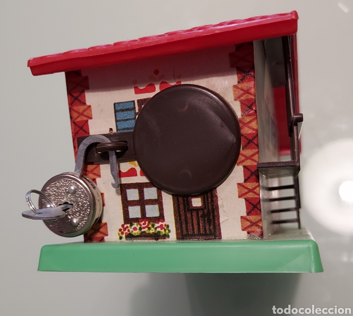 Cajas y cajitas met&aacute;licas: Hucha casa de pl&aacute;stico con candado - Foto 3