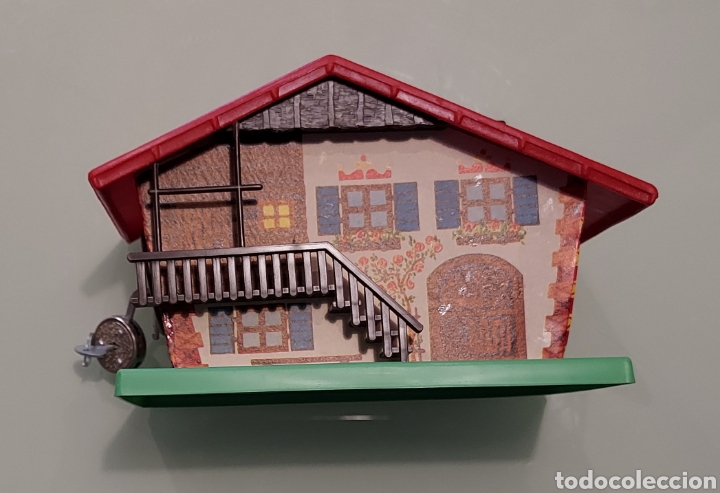 Cajas y cajitas met&aacute;licas: Hucha casa de pl&aacute;stico con candado - Foto 1