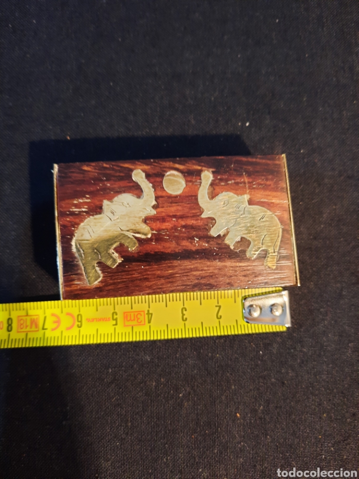 Cajas y cajitas met&aacute;licas: Caja de madera con decoraci&oacute;n met&aacute;lica.