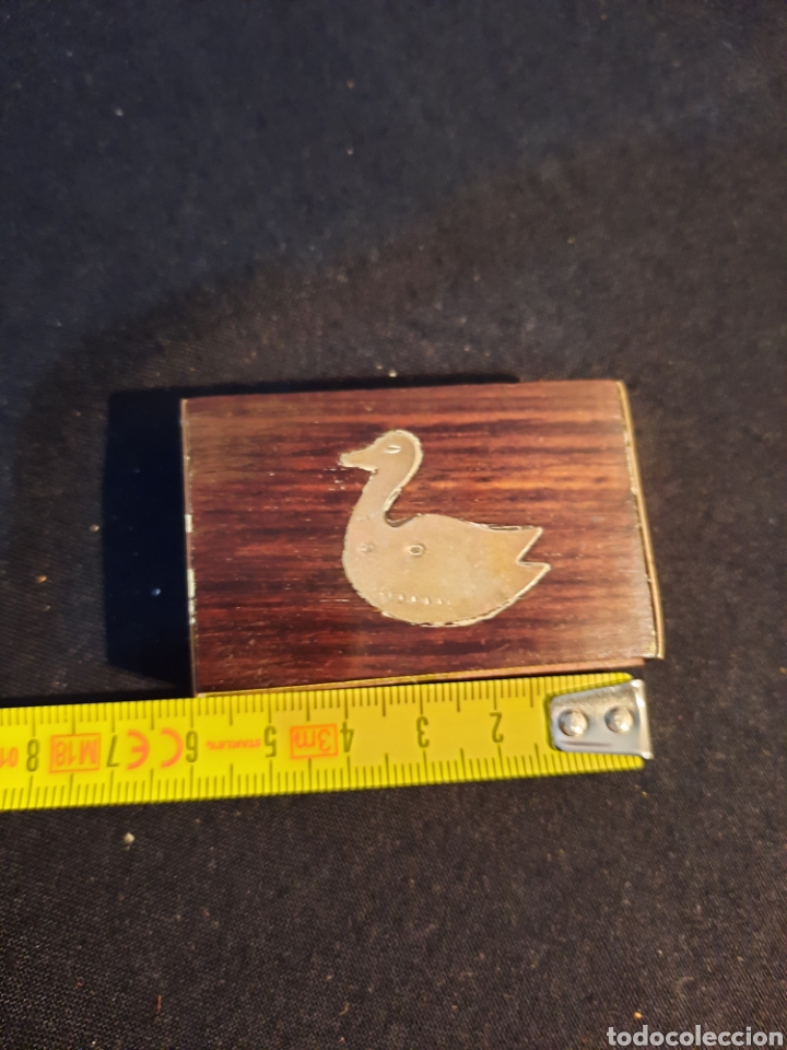 Cajas y cajitas met&aacute;licas: Caja de madera y decoraci&oacute;n metal dorado.