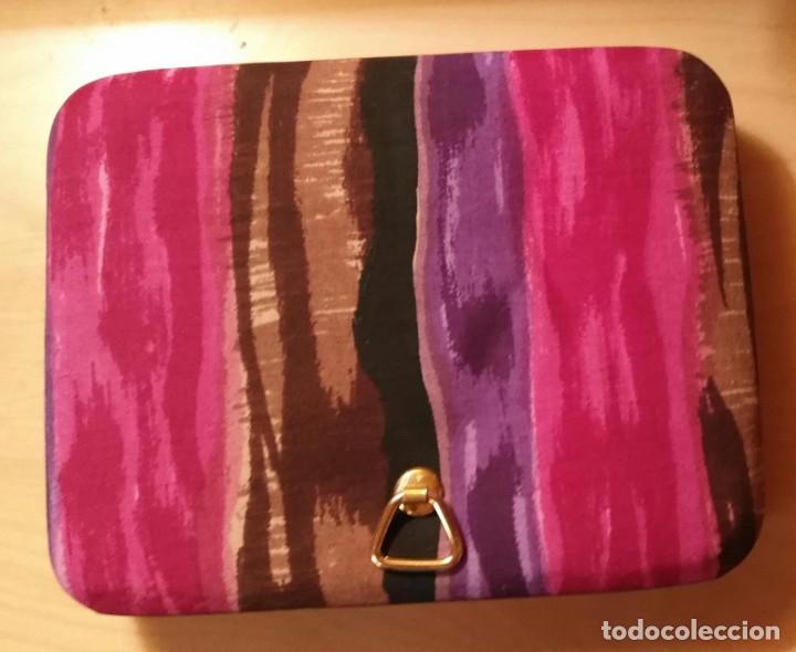 Caixas e caixinhas met&aacute;licas: 123 Caja Confiter&iacute;a / Pasteler&iacute;a LA LIONESA Manresa - Entelada con bonita tela e interior forrado