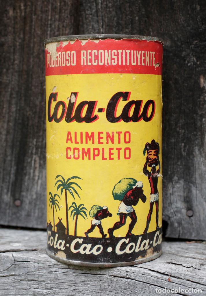Cajas y cajitas met&aacute;licas: COLA-CAO. BOTE ANTIGUO, 1&ordf; VERSIÓN DE ESTE DIBUJO. LAS PALMERAS NO ESTAN DELANTE DE LAS CHOZAS.