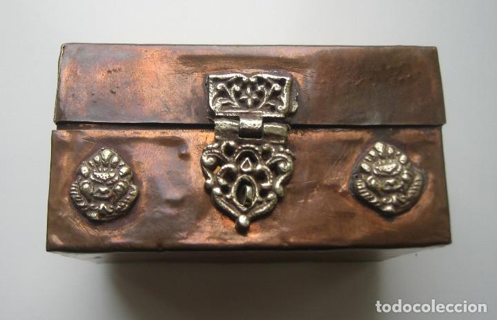Bo&icirc;tes et petites bo&icirc;tes m&eacute;talliques: PEQUE&Ntilde;A CAJA INDIA DE COBRE. LABRADA A MANO. METAL DORADO: ADORNOS, ASA, BISAGRAS Y CIERRE.