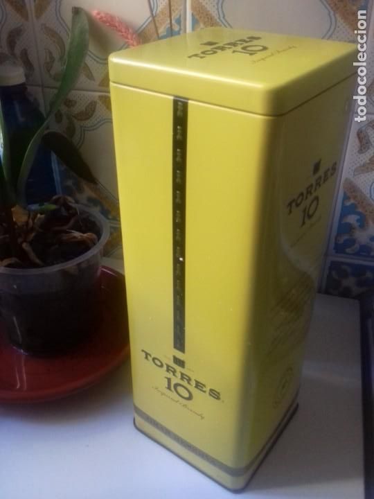 Cajas y cajitas met&aacute;licas: Caja met&aacute;lica TORRES 10 Imperial Brandy Gran Reserva. Se vende vacia.