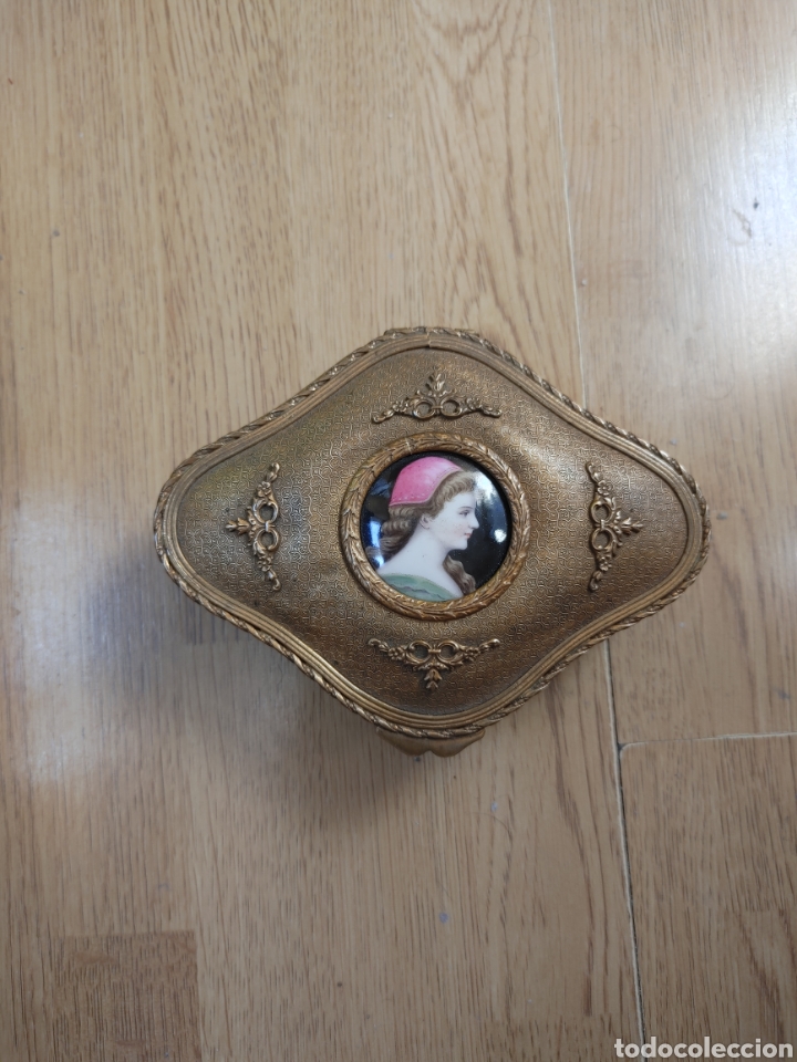 Cajas y cajitas met&aacute;licas: Caja joyero en laton dorado y esmalte