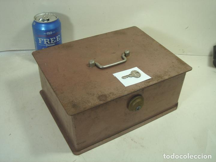 antigua y pesada caja de caudales con llave - a - Compra venta en