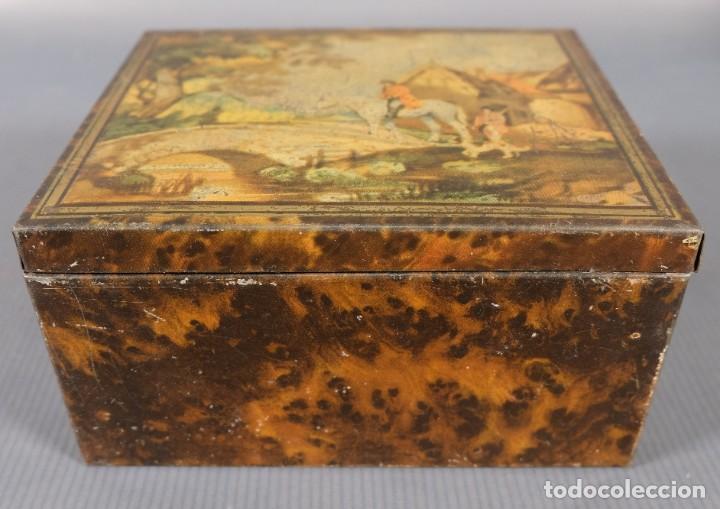 Blechdosen und Kisten: Caja vintage en hojalata litografiada con paisaje y figuras