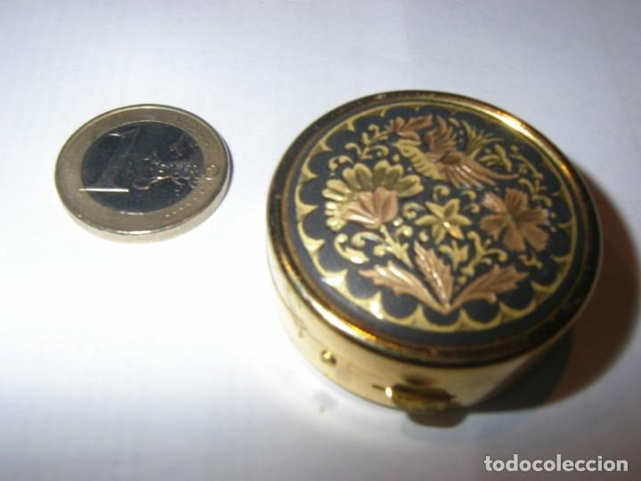 Cajas y cajitas met&aacute;licas: Bonio pastillero con trabajo damasquinado.