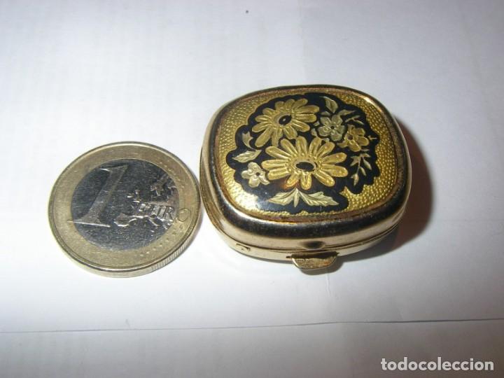 Cajas y cajitas met&aacute;licas: Bonio pastillero con trabajo damasquinado.