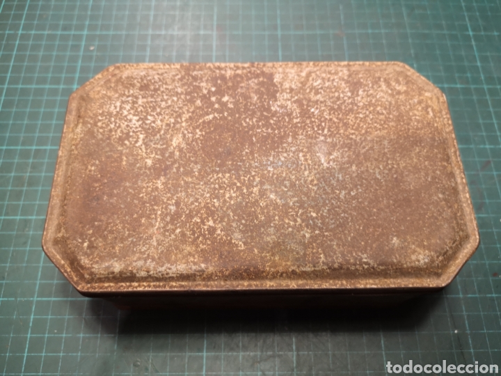 Bo&icirc;tes et petites bo&icirc;tes m&eacute;talliques: Caja met&aacute;lica antigua