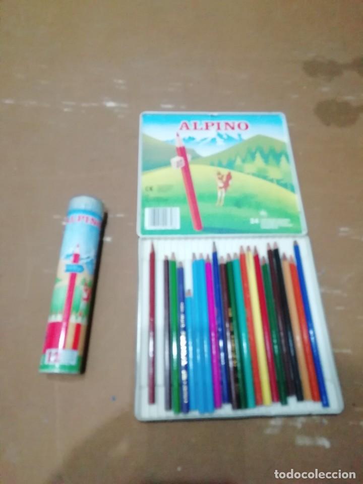 Cajas y cajitas met&aacute;licas: Lote 355. Caja met&aacute;lica de la marca Alpino, as&iacute; como un tubo, ambos con pinturas usadas