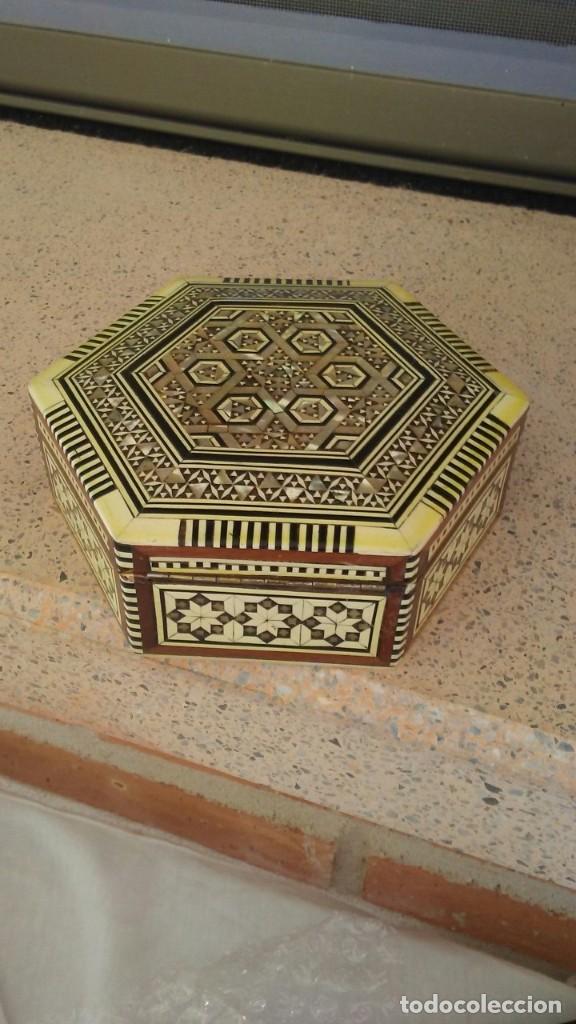 Cajas y cajitas met&aacute;licas: CAJA JOYERO HEXAGONAL MARQUETERIA - Foto 1