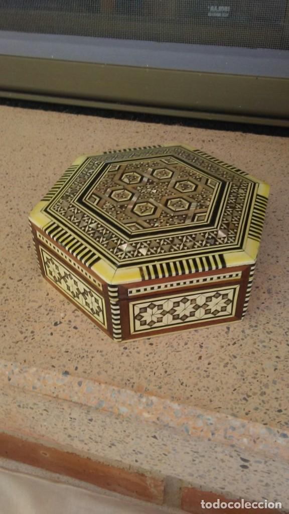 Cajas y cajitas met&aacute;licas: CAJA JOYERO HEXAGONAL MARQUETERIA - Foto 2