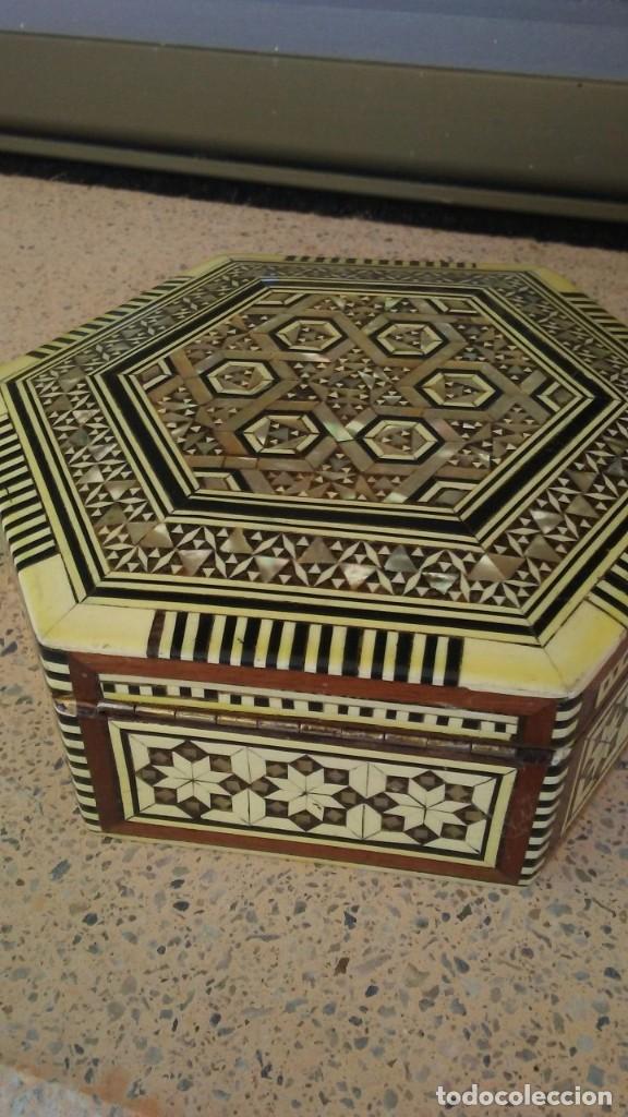 Cajas y cajitas met&aacute;licas: CAJA JOYERO HEXAGONAL MARQUETERIA - Foto 3