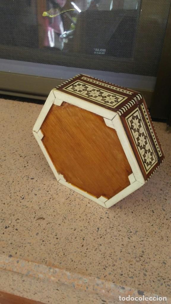 Cajas y cajitas met&aacute;licas: CAJA JOYERO HEXAGONAL MARQUETERIA - Foto 5