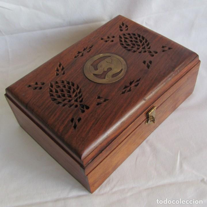 Casse e cassette metalliche: Caja de madera con elefante de lat&oacute;n