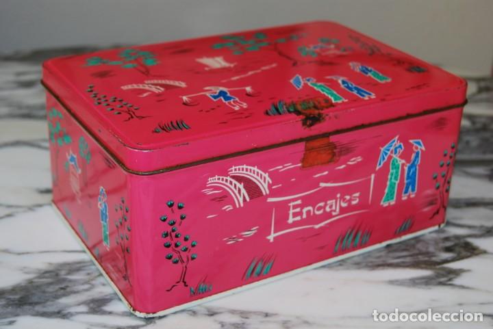 Blechdosen und Kisten: LATA DE COLA CAO - CAJA DE COLACAO - ENCAJES - FONDO ROSA - ORIENTAL