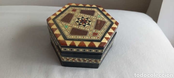 Cajas y cajitas met&aacute;licas: CAJA DE MADERA hexagonal, JOYERO, CON MARQUETER&Iacute;A TARACEA, CON TERCIOPELO INTERIOR.