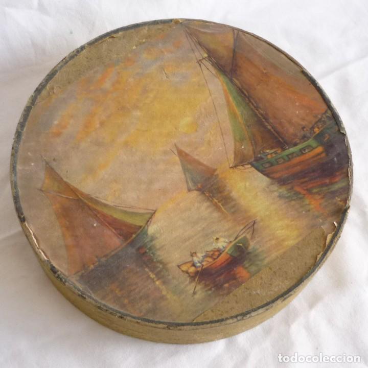 Casse e cassette metalliche: Antigua caja de cart&oacute;n, decoraci&oacute;n barcos de vela